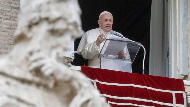 Das Archivfoto zeigt Papst Franziskus am Fenster seines Arbeitszimmers.