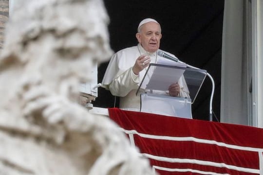 Das Archivfoto zeigt Papst Franziskus am Fenster seines Arbeitszimmers.