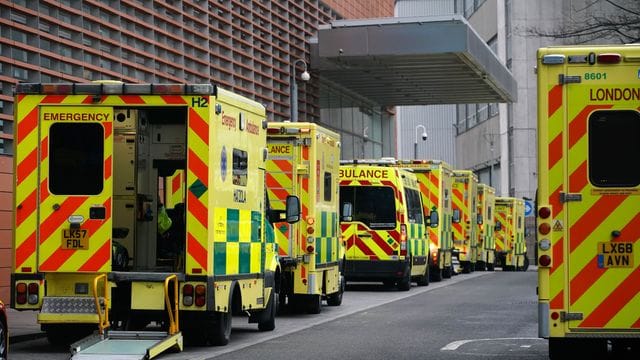 Krankenwagen vor dem Royal London Hospital.