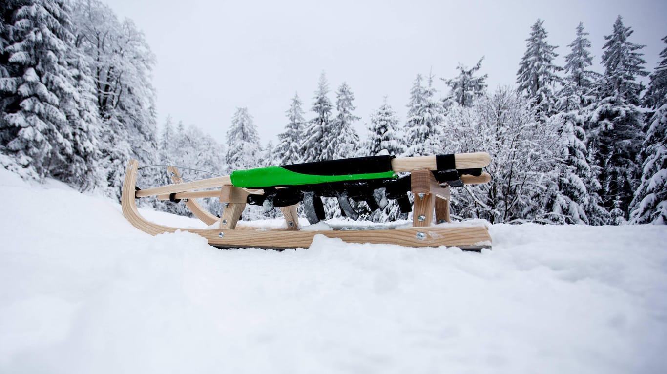 Schlitten im Schnee: Der 16-Jährige wollte zwei Schlitten durch den Schnee ziehen, dann überschlug sich der Traktor (Symbolbild).