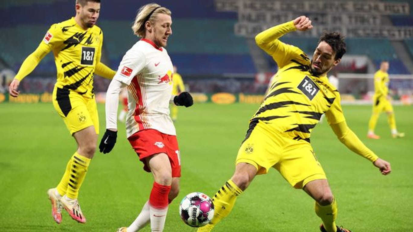 Wird von den Dortmundern ausgebremst: Leipzigs Emil Forsberg (M) kämpft um den Ball.