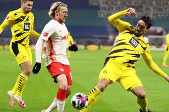 Wird von den Dortmundern ausgebremst: Leipzigs Emil Forsberg (M) kämpft um den Ball.