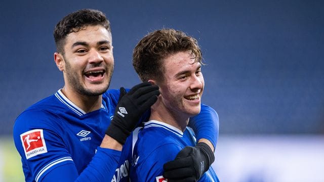 Schalkes Torschütze Matthew Hoppe (l) bejubelt sein Tor zum 3:0 mit Ozan Kabak. Schalkes Torschütze Matthew Hoppe (l) bejubelt sein Tor zum 3:0 mit Ozan Kabak.