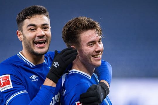 Schalkes Torschütze Matthew Hoppe (l) bejubelt sein Tor zum 3:0 mit Ozan Kabak.