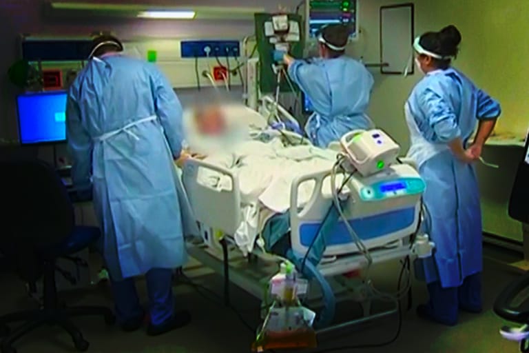Dramatische Entwicklung in Großbritannien: Im Video warnt ein Top-Arzt vor dem Kollaps zahlreicher Krankenhäuser, eine Krankenschwester schildert die Bedingungen vor Ort.