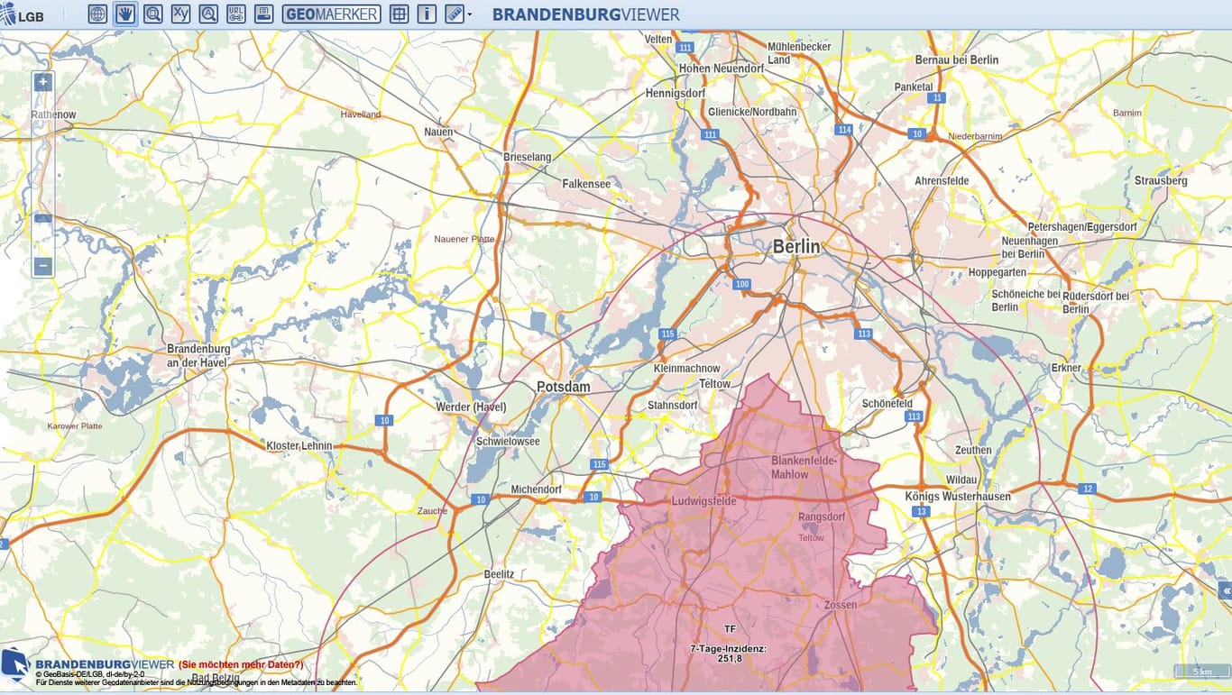 Im Landkreis Teltow-Fläming beträgt die Sieben-Tages-Inzidenz 251,8 (Stand: Sonntag): Gemeldete Personen dürfen sich nur 15 Kilometer außerhalb der Landkreisgrenze aufhalten – die rosa Linie zeigt den Bereich an.
