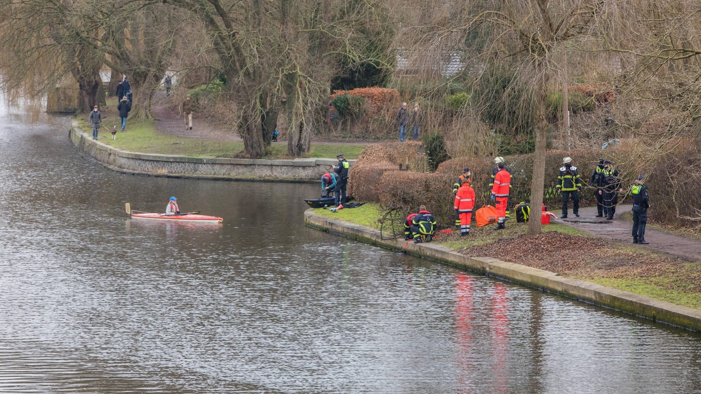 Kanufahrer und Rettungskräfte an einem Kanal der Alster: Der Paddler hat eine Wasserleiche gefunden.