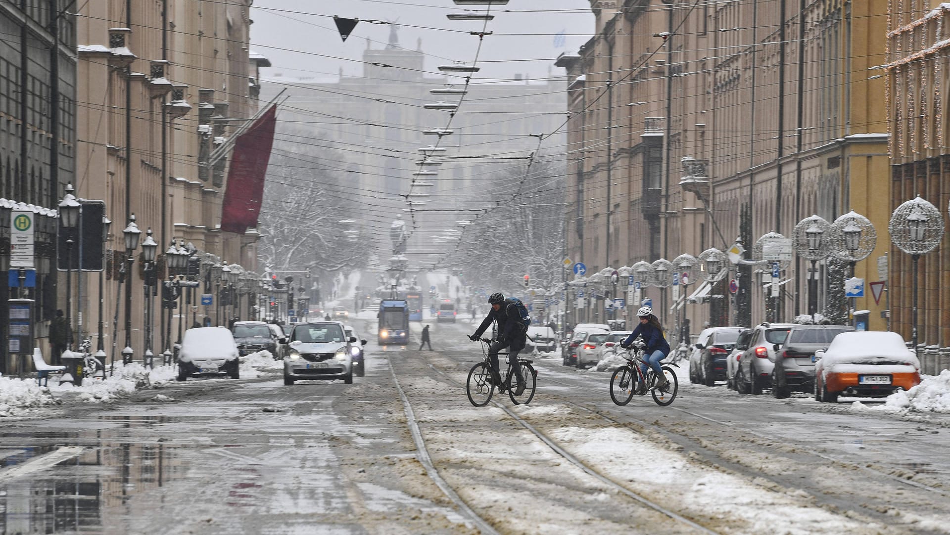 Schneematsch in München: Zunächst gibt es viel Regen, ab Wochenmitte dann wieder Schnee. Schneematsch in München: Zunächst gibt es viel Regen, ab Wochenmitte dann wieder Schnee.