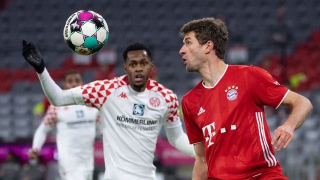 Wurde erneut positiv auf das Coronavirus getestet: Edimilson Fernandes (l). Wurde erneut positiv auf das Coronavirus getestet: Edimilson Fernandes (l).