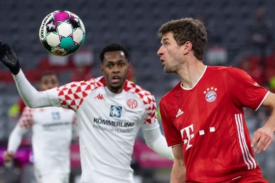 Wurde erneut positiv auf das Coronavirus getestet: Edimilson Fernandes (l).
