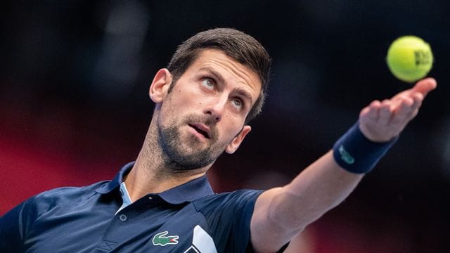 Novak Djokovic verbringt die angeordnete Quarantäne vor Beginn der Australian Open nicht wie fast alle anderen Profis in Melbourne. Novak Djokovic verbringt die angeordnete Quarantäne vor Beginn der Australian Open nicht wie fast alle anderen Profis in Melbourne.