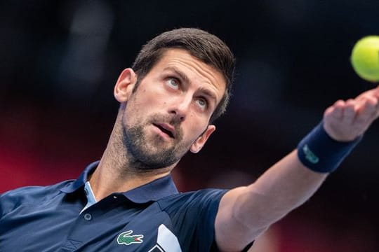 Novak Djokovic verbringt die angeordnete Quarantäne vor Beginn der Australian Open nicht wie fast alle anderen Profis in Melbourne.