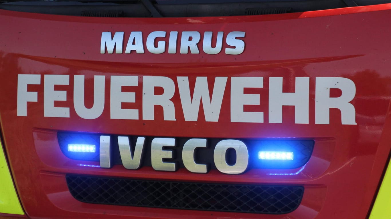 Feuerwehr: Die Laube ist fast vollständig abgebrannt (Symbolbild).