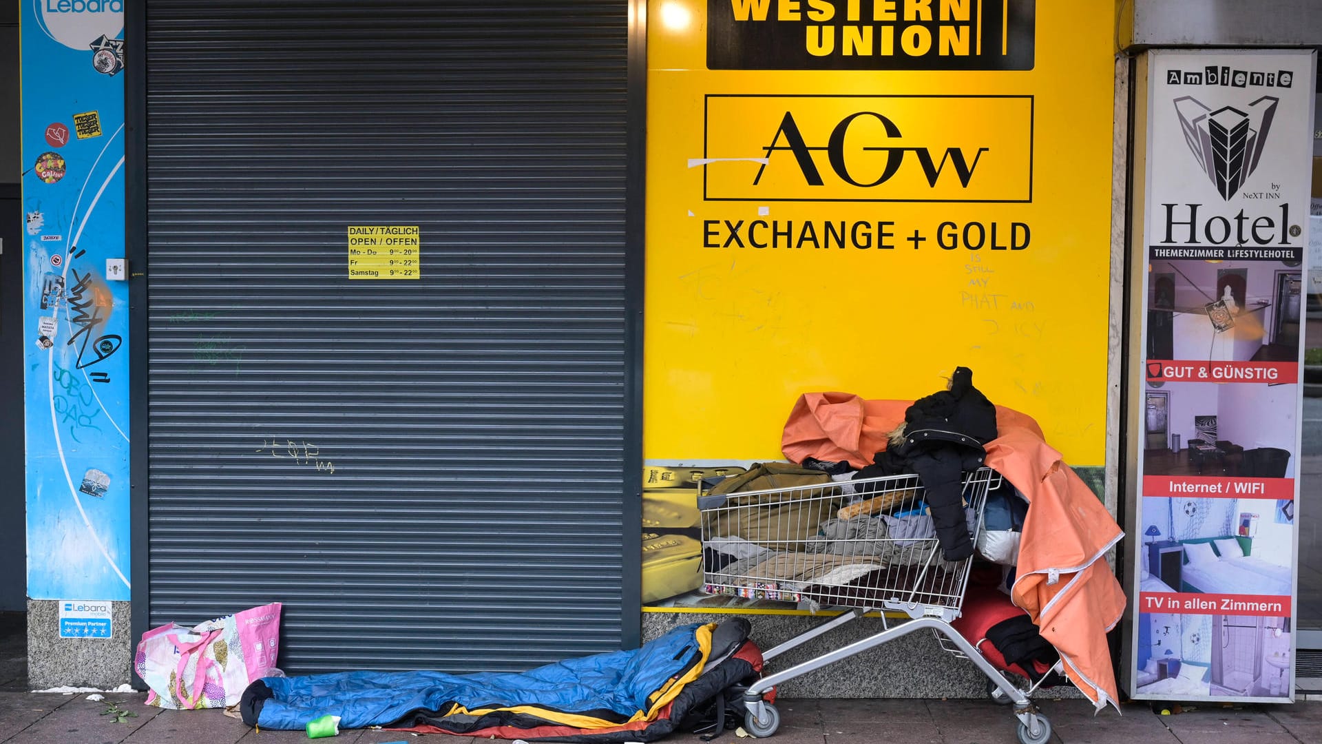 Ein Einkaufswagen und Schlafsack eines Obdachlosen (Symbolbild): Die CDU fordert, dass Obdachlose in Hotels untergebracht werden. Ein Einkaufswagen und Schlafsack eines Obdachlosen (Symbolbild): Die CDU fordert, dass Obdachlose in Hotels untergebracht werden.