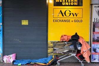 Ein Einkaufswagen und Schlafsack eines Obdachlosen (Symbolbild): Die CDU fordert, dass Obdachlose in Hotels untergebracht werden.
