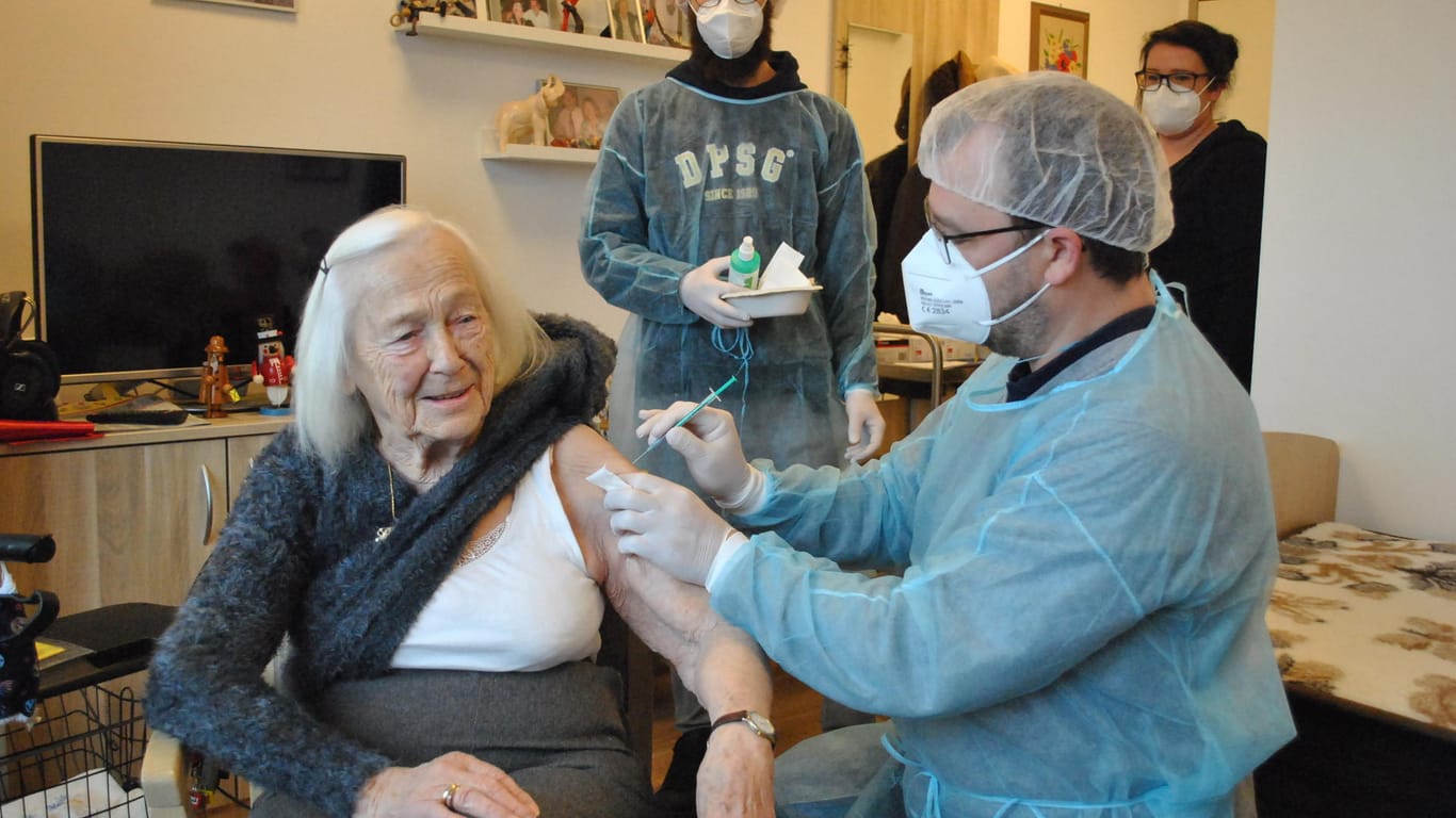 Mit gutem Vorbild voran: Lieselotte S. (96) ist die erste Bewohnerhin des Albert-Schweitzer-Hauses, die geimpft wird.