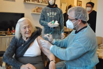 Mit gutem Vorbild voran: Lieselotte S. (96) ist die erste Bewohnerhin des Albert-Schweitzer-Hauses, die geimpft wird.