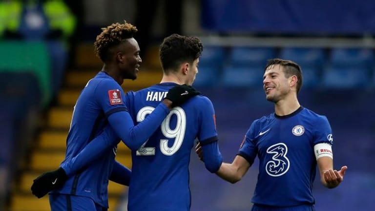 Chelseas Kai Havertz (M) bejubelt sein Tor zum 4:0 mit Cesar Azpilicueta (r).