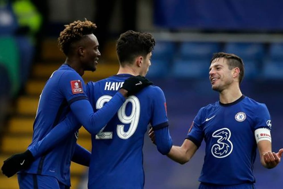Chelseas Kai Havertz (M) bejubelt sein Tor zum 4:0 mit Cesar Azpilicueta (r).