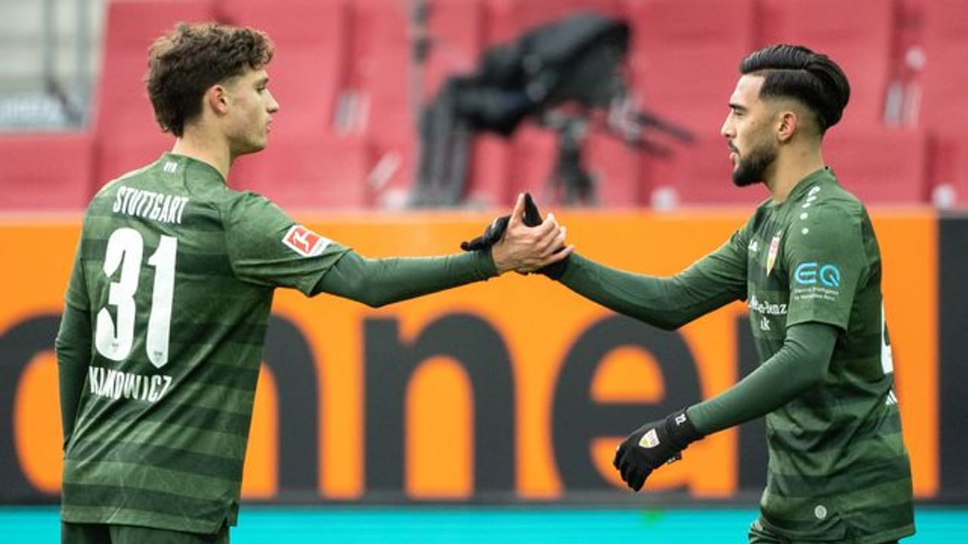 Stuttgarts Mateo Klimowicz (l) und Torschütze Nicolas Gonzalez jubeln über den Treffer zur 1:0-Führung in Augsburg.