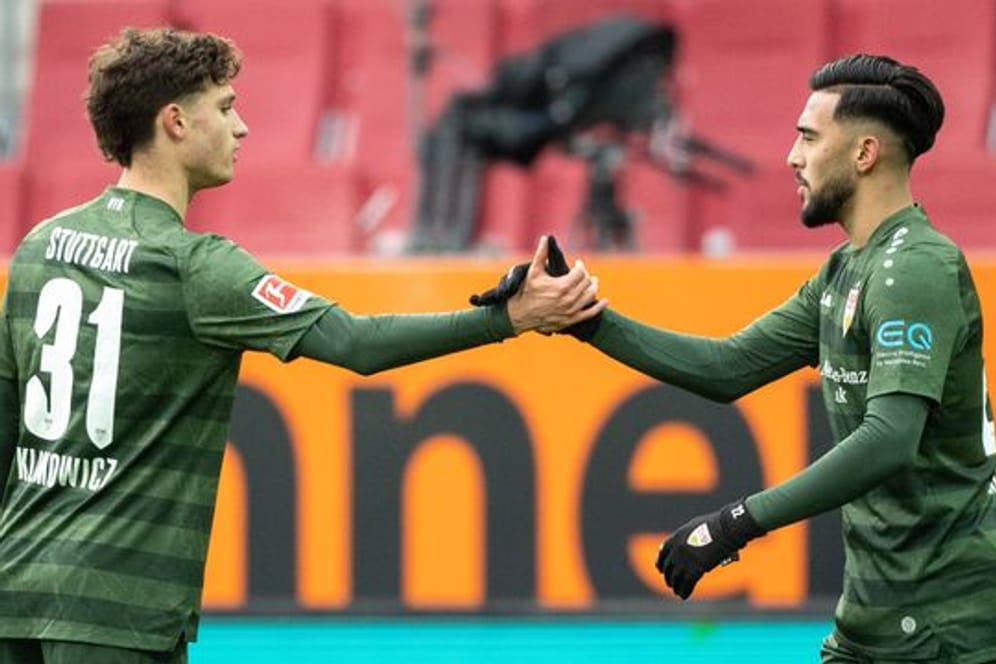 Stuttgarts Mateo Klimowicz (l) und Torschütze Nicolas Gonzalez jubeln über den Treffer zur 1:0-Führung in Augsburg.