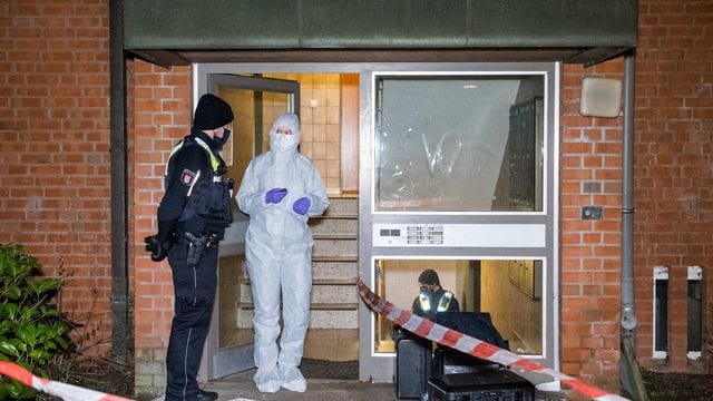 Polizisten und Mitarbeiter der Spurensicherung vor dem Mehrfamilienhaus in Hamburg-Neuallermöhe: Hier wurde eine weibliche Leiche gefunden.