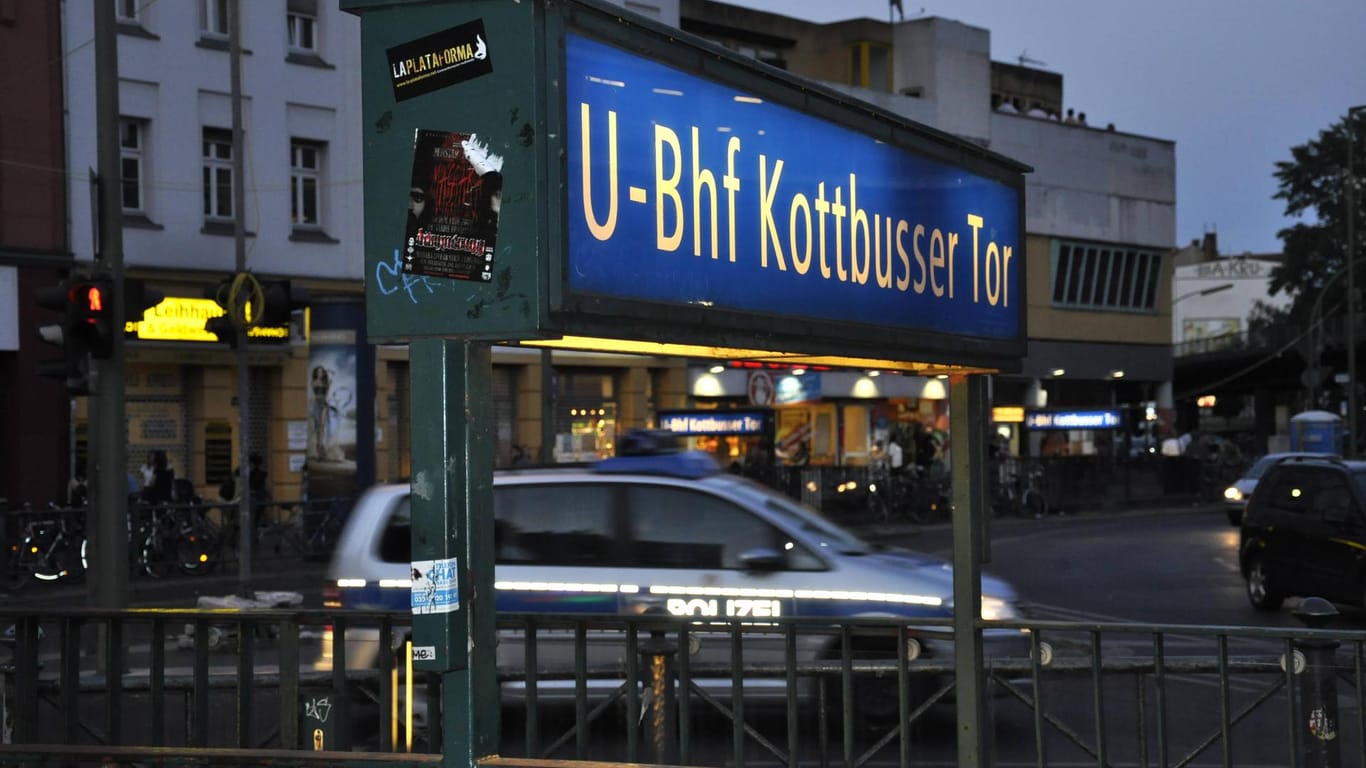 Ein Polizeifahrzeug am U-Bahnhof Kottbusser Tor in Berlin: In der Station sind gleich mehrfach Maskenverweigerer auf Beamte losgegangen.