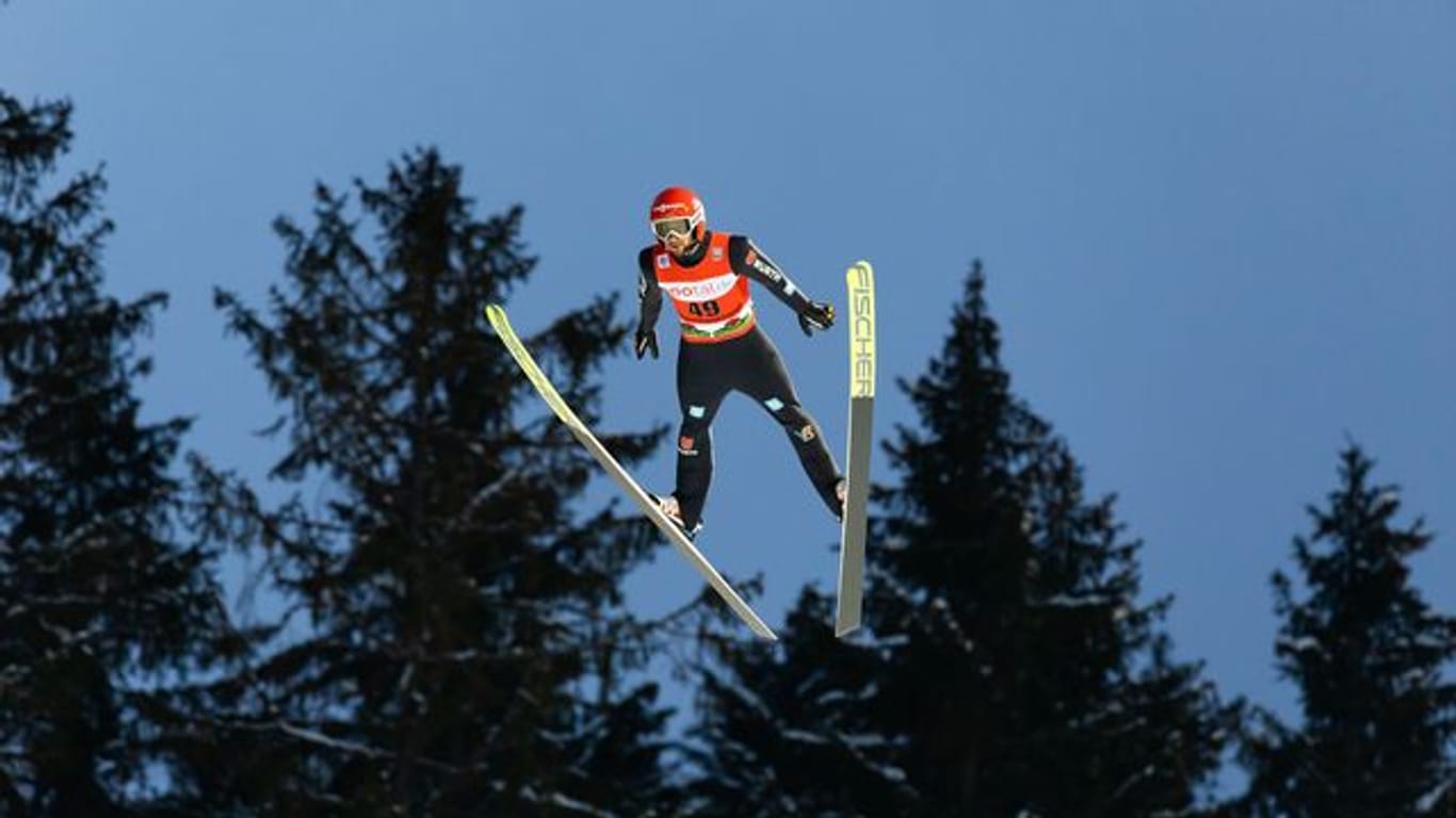 Der Deutsche Markus Eisenbichler springt auf der Hochfirstschanze in Titisee-Neustadt.