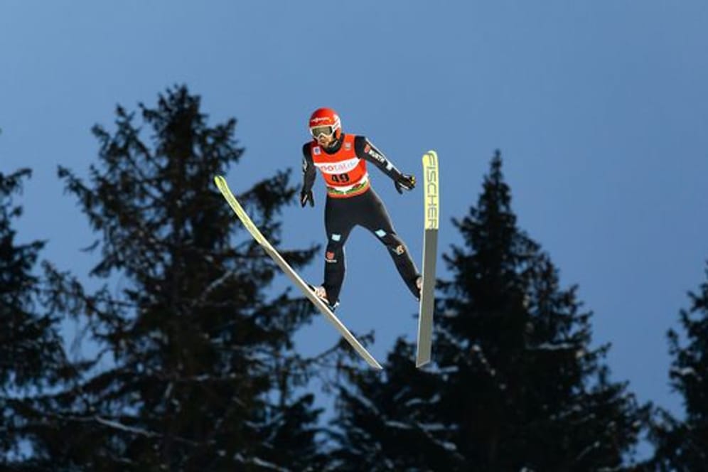 Der Deutsche Markus Eisenbichler springt auf der Hochfirstschanze in Titisee-Neustadt.