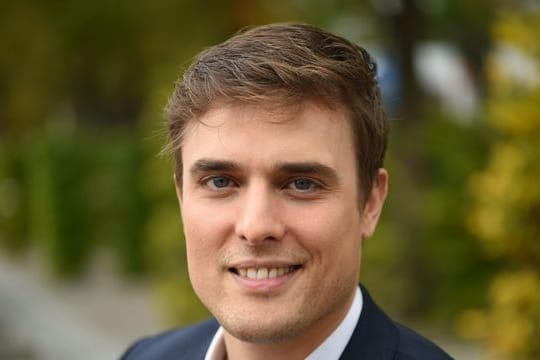 Zuschauer vergleichen den neuen "Tagesschau"-Sprecher Constantin Schreiber mit Superman.