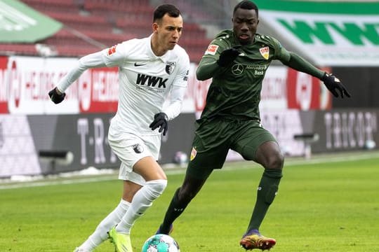 Augsburgs Iago (l) und Stuttgarts Silas Wamangituka im Zweikampf um den Ball.