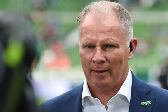Stefan Reuter, Manager vom FC Augsburg, kritisiert die Elfmeterentscheidung, die zum Stuttgarter 1:0 führte.