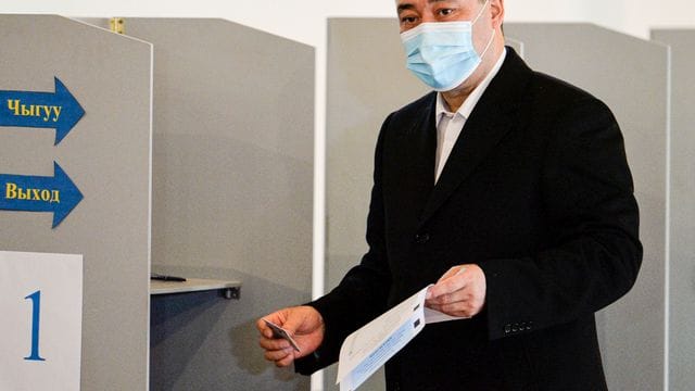 Drei Monate nach dem gewaltsamen Machtwechsel in dem zentralasiatischen Hochgebirgsland Kirgistan wird Sadyr Schaparow neuer Präsident des Landes. Drei Monate nach dem gewaltsamen Machtwechsel in dem zentralasiatischen Hochgebirgsland Kirgistan wird Sadyr Schaparow neuer Präsident des Landes.