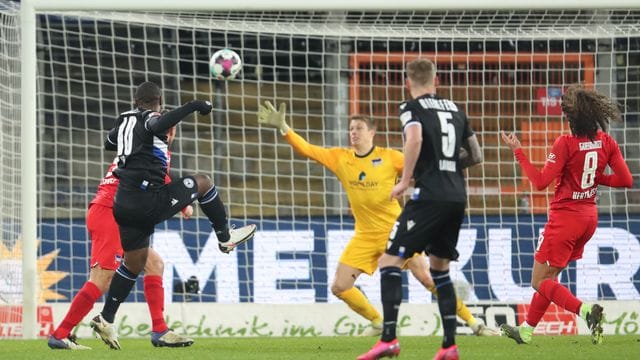 Bielefelds Reinhold Yabo (l) erzielt den Treffer zum 1:0 gegen Herthas Torwart Alexander Schwolow (M). Bielefelds Reinhold Yabo (l) erzielt den Treffer zum 1:0 gegen Herthas Torwart Alexander Schwolow (M).