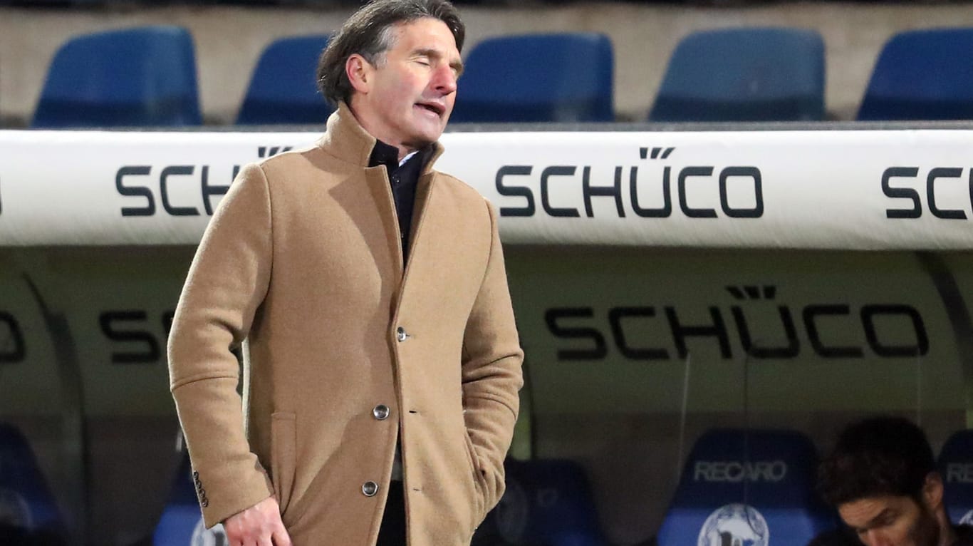 Enttäuscht: Hertha-Trainer Bruno Labbadia während der Partie in Bielefeld.