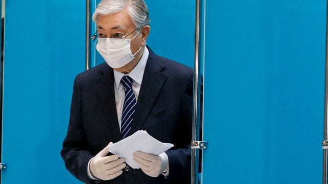 Kassym-Jomart Tokajew, Präsident von Kasachstan, gibt seinen Stimmzettel in einem Wahllokal in Nur-Sultan ab. Kassym-Jomart Tokajew, Präsident von Kasachstan, gibt seinen Stimmzettel in einem Wahllokal in Nur-Sultan ab.