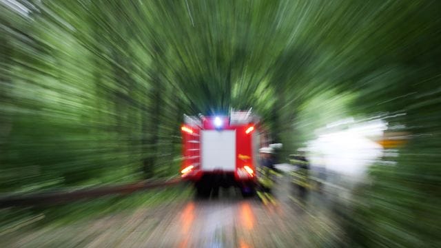 Feuerwehrwagen im Einsatz (Symbolfoto): In einer Berliner JVA ist ein Feuer ausgebrochen.