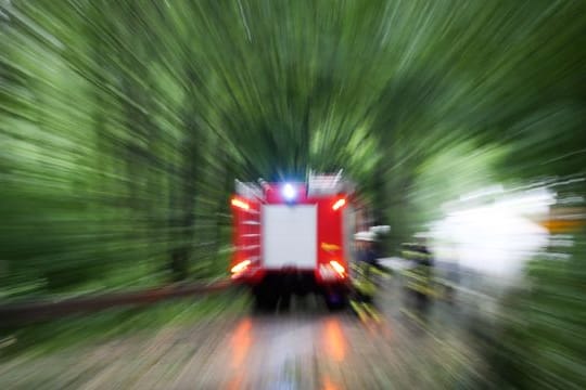 Feuerwehrwagen im Einsatz (Symbolfoto): In einer Berliner JVA ist ein Feuer ausgebrochen.