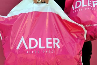 Eine Tüte der Adler Modemärkte AG (Symbolbild): Das Unternehmen meldet Insolvenz in Eigenverwaltung an.