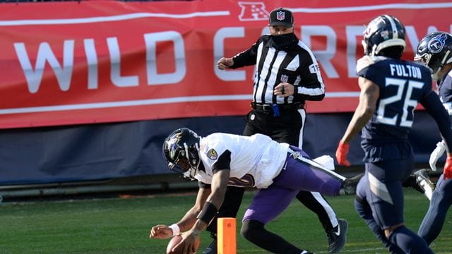 Baltimore Ravens-Quarterback Lamar Jackson (l) erzielt nach einem 48-Yard-Lauf einen Touchdown.