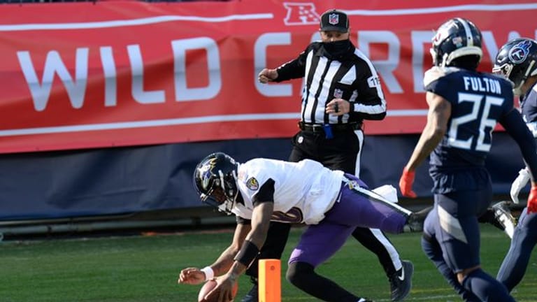 Baltimore Ravens-Quarterback Lamar Jackson (l) erzielt nach einem 48-Yard-Lauf einen Touchdown.
