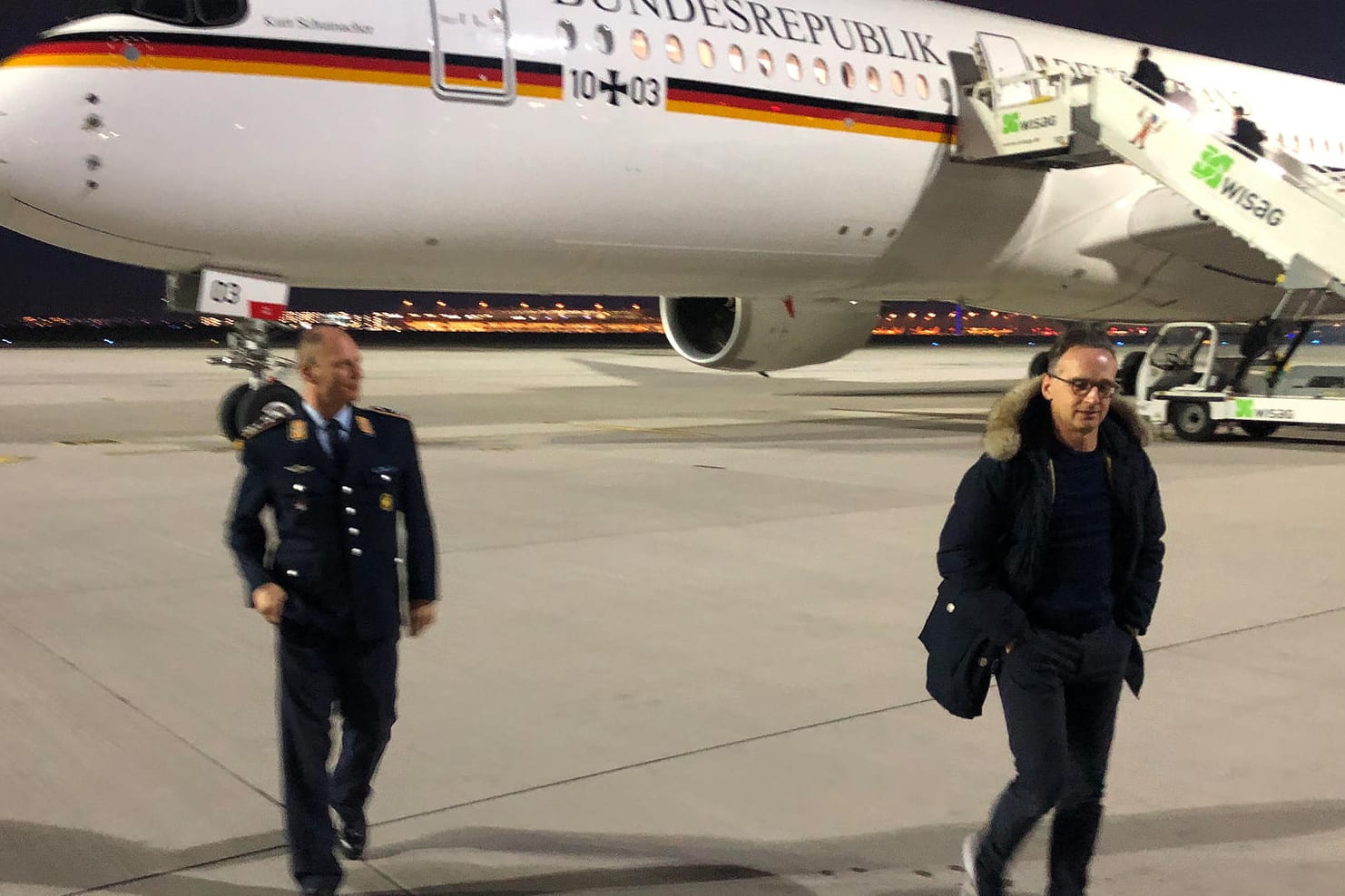 Heiko Maas geht vor dem neuen Regierungsflieger vom Typ A350: Der Außenminister hob Richtung Ägypten ab.