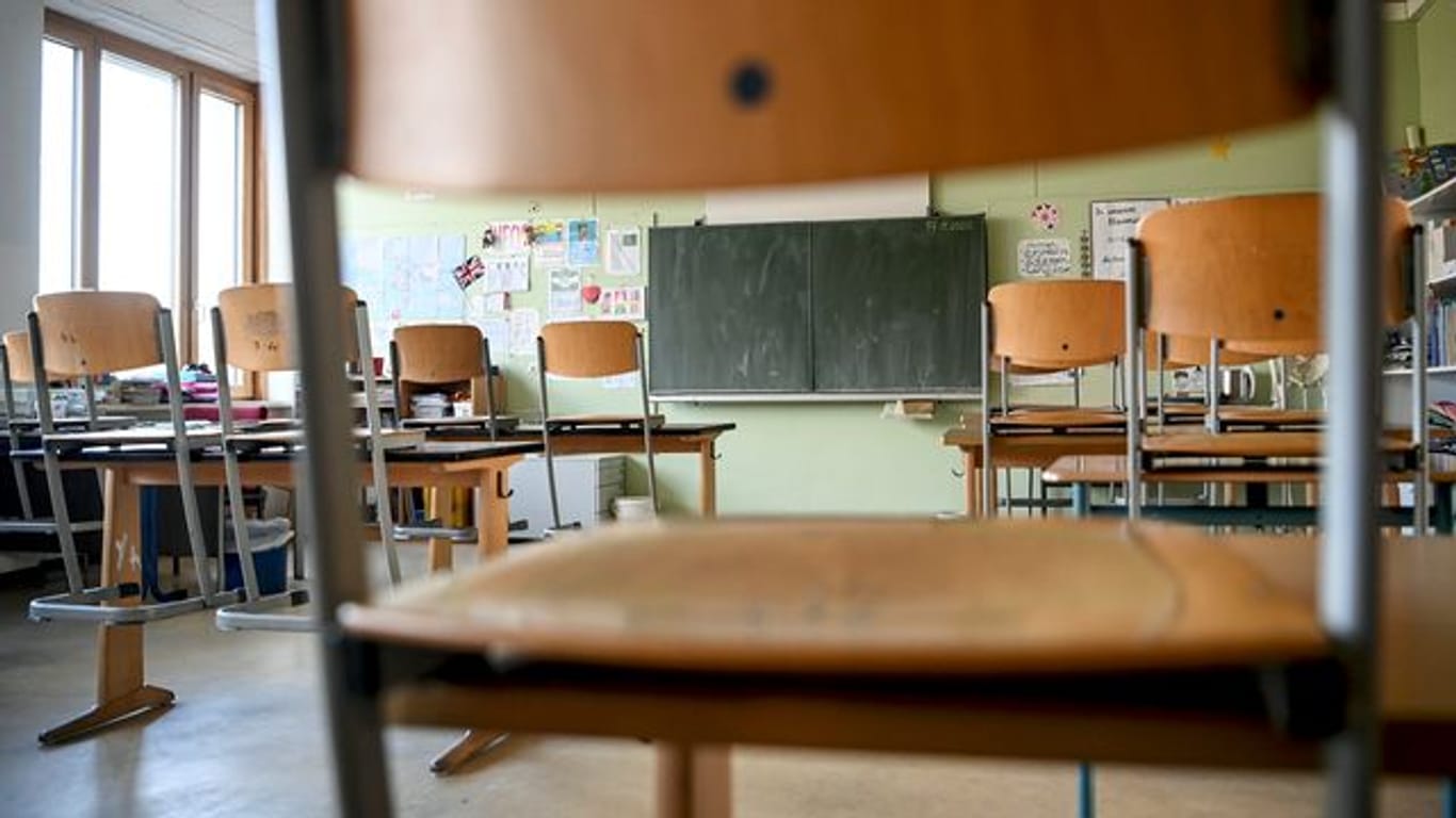 Stühle stehen in einem leeren Klassenzimmer auf den Tischen (Symbolbild): Schüler in NRW lernen seit Montag im Distanzunterricht.