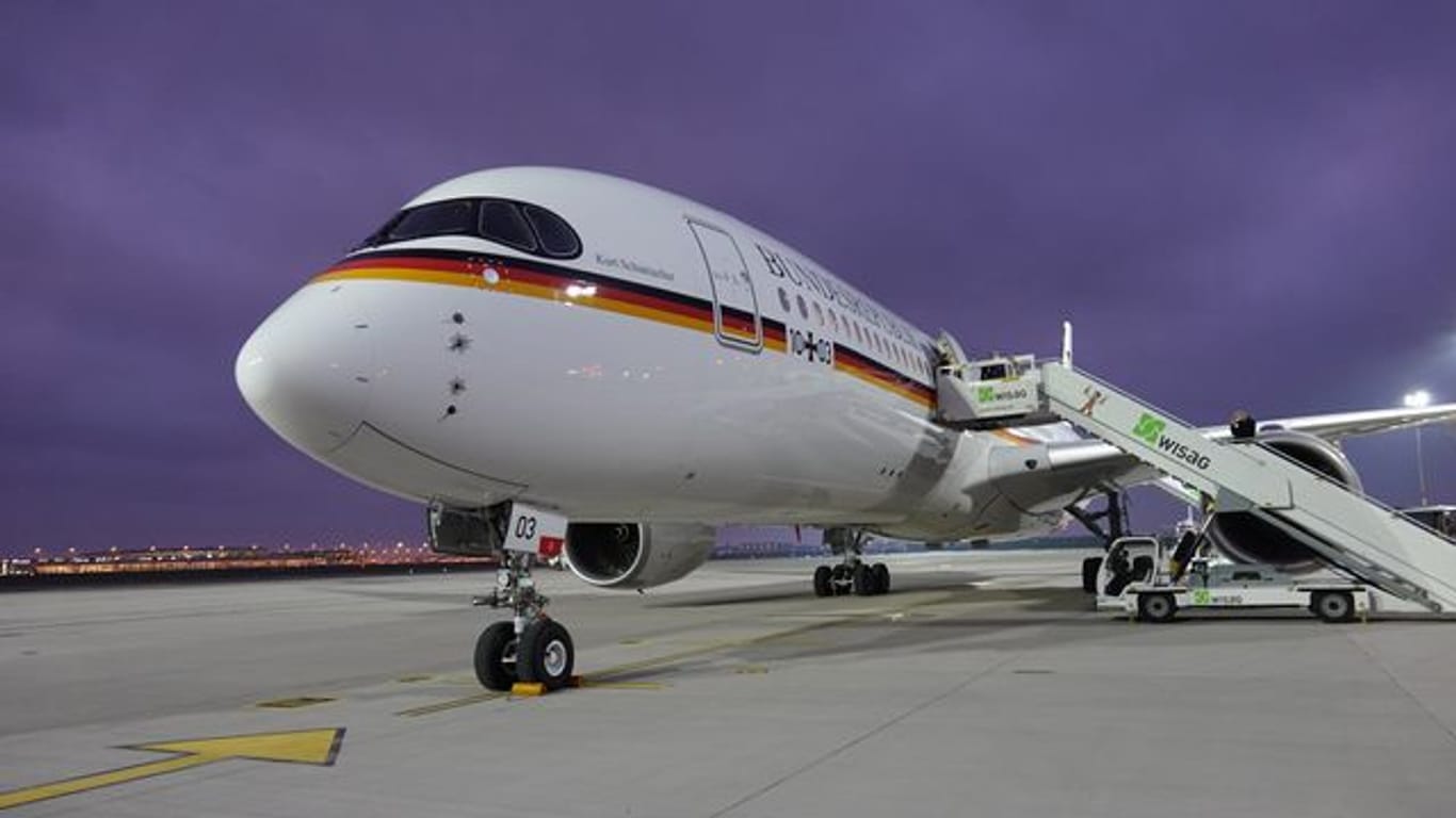 Der neuer Regierungsflieger steht am Berliner Flughafen.