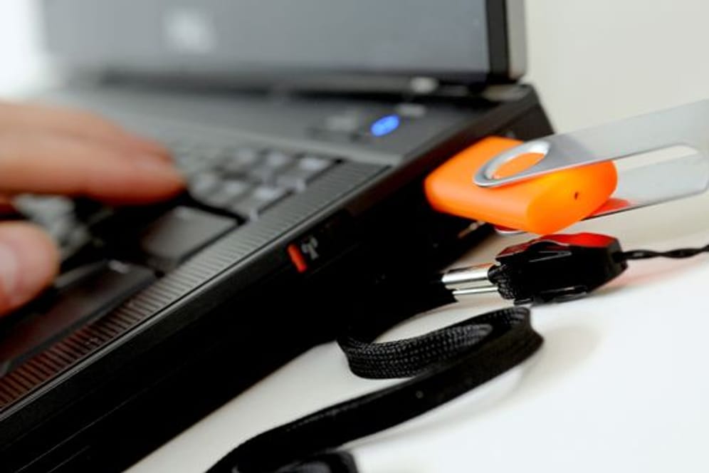 USB-Stick im Computer (Symbolbild): Wer etwa Kundendaten kopieren will, muss mit einer Kündigung rechnen.