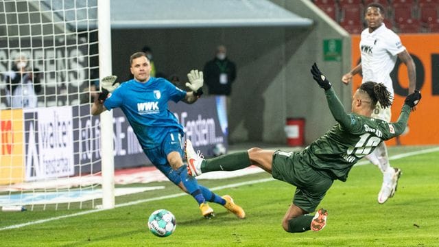 Daniel Didavi vom VfB Stuttgart setzt zum Torschuss an und trifft. Daniel Didavi vom VfB Stuttgart setzt zum Torschuss an und trifft.