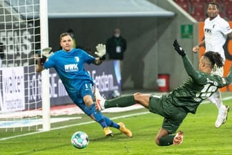 Daniel Didavi vom VfB Stuttgart setzt zum Torschuss an und trifft.