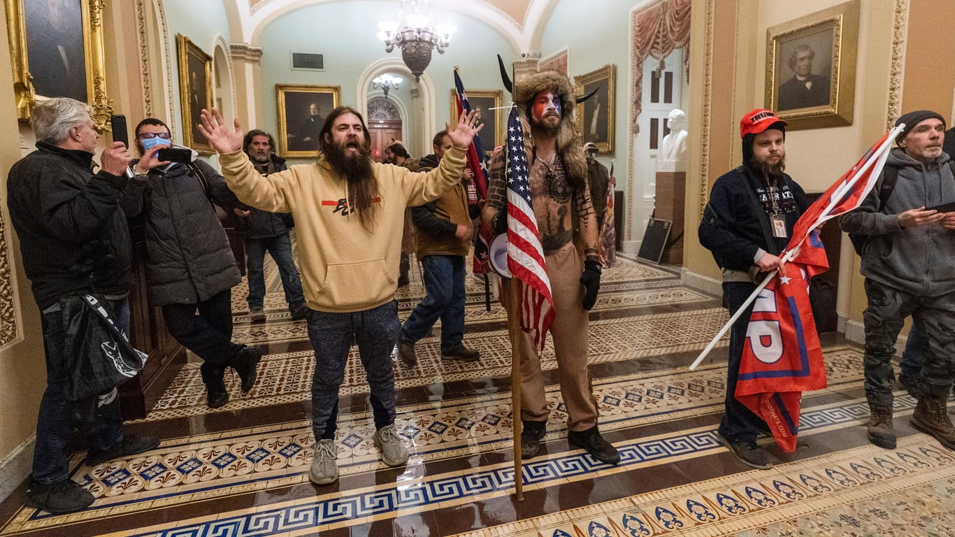 Anhänger von Donald Trump nach der Stürmung des Kapitols: Demokraten machen Trump für den Angriff verantwortlich.