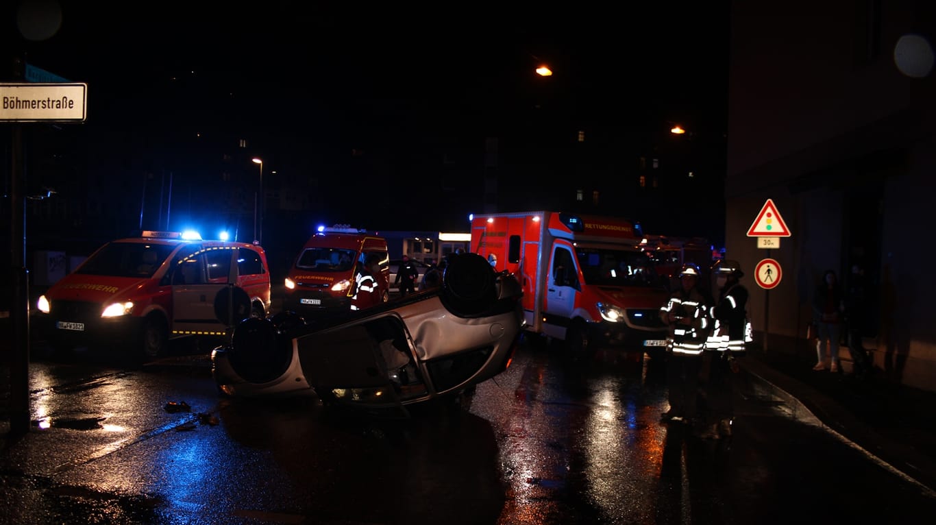 Ein Pkw liegt nach einem Unfall in Hagen auf dem Dach: Weil die Fahrerin des Wagens einem anderen Auto die Vorfahrt genommen haben soll, ist es am Samstag in der Innenstadt zu dem Unfall gekommen.