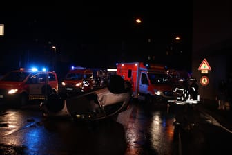 Ein Pkw liegt nach einem Unfall in Hagen auf dem Dach: Weil die Fahrerin des Wagens einem anderen Auto die Vorfahrt genommen haben soll, ist es am Samstag in der Innenstadt zu dem Unfall gekommen.